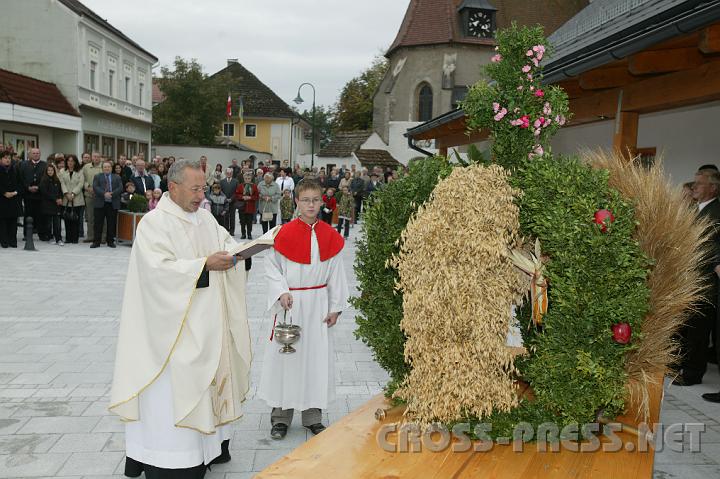 2008.09.21_09.23.07.JPG - Segnung der Erntedankkrone durch Pfarrer Thaddus Gornicki.