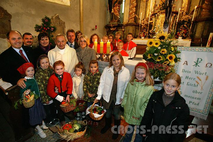 2008.09.21_10.45.59.JPG - Am Land sind Dankbarkeit und Glaube gemeinsames Gut, so Pfarrer Gornicki.  Nach dem Hochamt in der Pfarrkirche, v.l.n.r.: LR Mag. Wolfgang Sobotka, Bgm. Manfred Schimpl, LAbg. Michaela Hinterholzer, Pfarrer Thaddus Gornicki, Vizebgm. Rudolf Graf, NR Ulrike Knigsberger-Ludwig mit Kindern.
