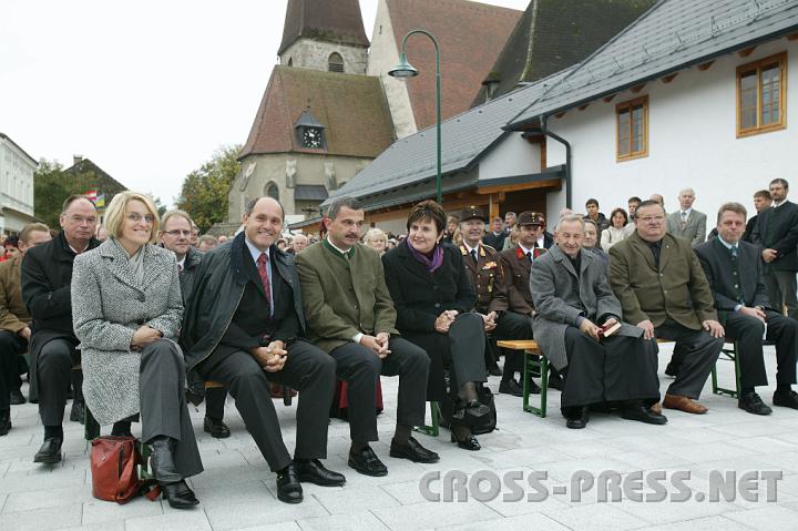 2008.09.21_11.01.53.JPG - Bei der Dorfplatzerffnung, v.l.n.r.: LAbg. Franz Gratzer, NR Knigsberger-Ludwig, LR Sobotka, Bgm. Schimpl, LAbg.Hinterholzer, Pfarrer Gornicki (Haidershofen) und Pfarrer Maresch (Vestenthal), Vizebgm. Rudolf Graf.