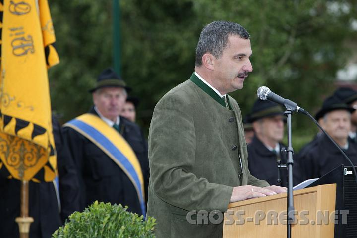 2008.09.21_11.27.53.JPG - Brgermeister Manfred Schimpl bedankt sich bei allen beteiligten Firmen, Professionisten und Sponsoren.