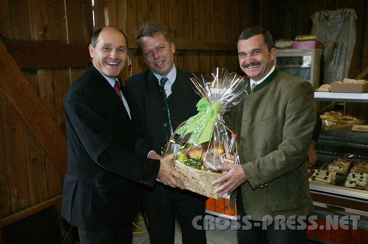 2008.09.21_12.32.34.JPG - Zum Dank fr die finanzielle Untersttzung beim Bau des Dorfplatzes erhielt LR Sobotka einen Korb mit Spezialitten aus der Region, berrreicht durch Vizebgm. Graf und Bgm. Schimpl.