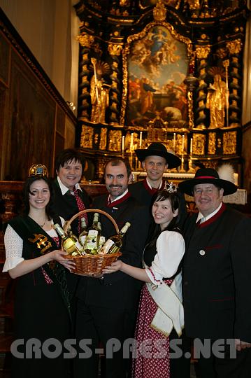 2008-03-11_19.08.15.JPG - Mit frisch gesegnetem Most Jg. '07 vor dem Hochaltar in der Stiftskirche Seitenstetten.  V.l.n.r.:  Bettina Kumer, "Mostknigin"; LAbg. Michaela Hinterholzer; Ehrenpatron der "Mostbarone" LR Josef Plank; Hans Hochholzer, Gafringwirt, neuer "Primus der Mostbarone"; der Alte "Primus" Josef Farthofer, Martina Wimmer, "Mostprinzessin".