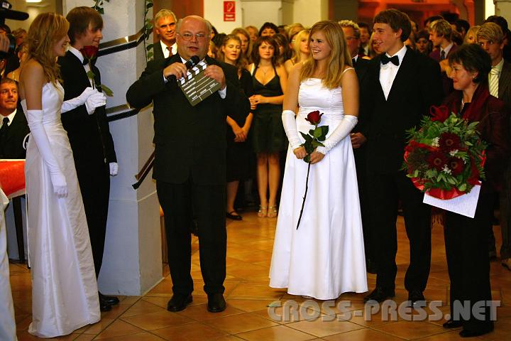 2008.09.20_20.55.14.JPG - Der heurige Maturaball des Stiftsgymnasiums stand unter dem Motto "Walk of Fame". Direktor Mag. P.Petrus Pilsinger erffnet den Abend im Stil eines Hollywood-Regisseurs: "Kamera luft - Film ab - Action!".  Neben ihm: Beate Strbitzer und Matthias Weis, die Hauptorganisatoren, und Luzia Leitner, Elternvereinsobfrau.