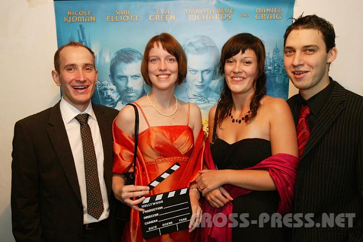 2008.09.20_21.48.48_01.JPG - V.l.n.r.die "Altseitenstettner" Stars Jg. 2007 Erich Theuerkauf, Kerstin Pfeiffer, Julia Pfeiffer, Helmut Neudorfer in Gesellschaft von Daniel Craig und Nicole Kidman.  ;)