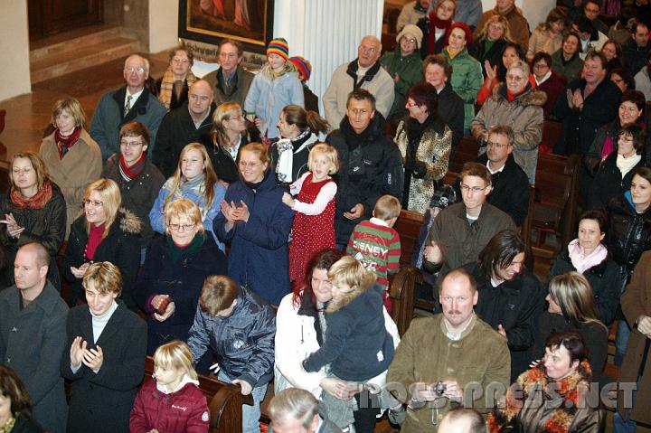 2008.12.07_16.58.10.JPG - So etwas hat die fast 900 Jahre alte Stiftskirche vermutlich noch nicht erlebt: Menschen tanzten begeistert zu afrikanischen Lobpreisliedern.