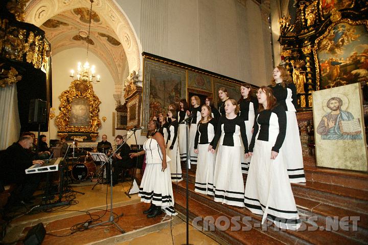 2008.12.07_17.26.21.JPG - Chorleiterin Smiley: "Gott freut sich bestimmt auch, wenn wir uns auf die Geburt Jesu freuen".