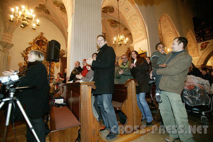 2008.12.07_18.07.03.JPG - Dieses Adventkonzert zeigte uns lauen und berzivilisierten Europern auf berwltigende Weise, wie wunderschn es ist, Gott mit allen Krften -nicht nur im Geiste- sondern mit Leib und Seele zu loben und preisen.