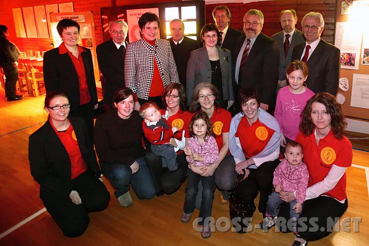 2009.01.11_16.14.11.JPG - Der pfarrliche Arbeitskreis "Mosaik Familie", Jugendhaus Schacherhof und Bildungszentrum kooperierten mit der "aktion leben" fr das Projekt "Leben erleben"; 1. Reihe v. l.: Margarethe Gruber, Karin Handl, Brigitte Brunmayr, Martina Stockinger, Eva Schachinger und Bettina Schatzeder (mit Kindern); dahinter v.l.: Mag. Lucia Deinhofer, Monsignore Karl Datzberger, LAbg. Michaela Hinterholzer, Prior P. Michael Prinz, Mag. Martina Kronthaler, Vizebgm. OSR Otto Sagmeister, Dr. Josef Winklmayr, Dr. Erich Ortner und Bgm. Franz Deinhofer.