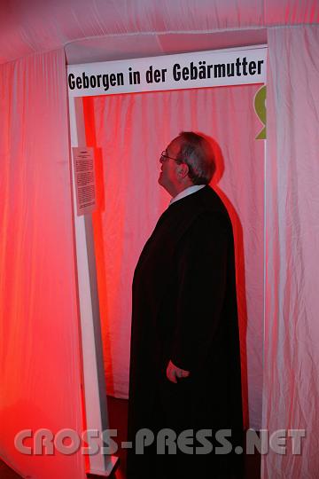 2009.01.11_16.39.13.JPG - "Gebrmutter-Zelt": Auch Pfarrer P.Michael Prinz fhlt sich im Mutterleib geborgen.  :)