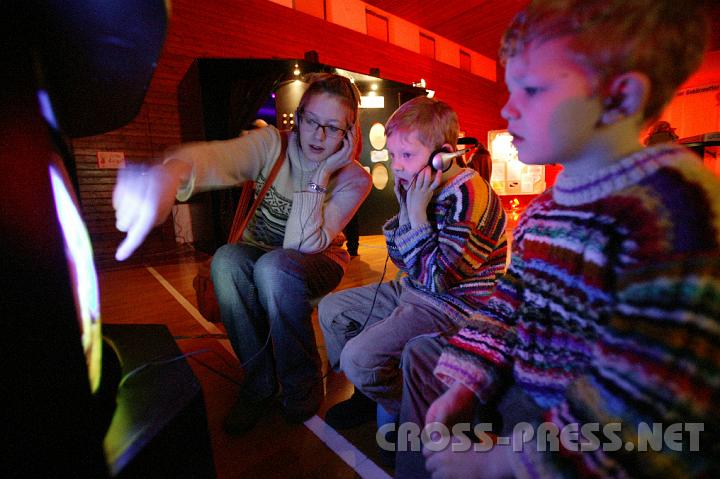 2009.01.11_16.44.37.JPG - Mama erklärt ihren kleinen Söhnen den Weg der in einem kindergerecht aufbereiteten Film mittels Handpuppen und Comicsmännchen dargestellten Samenzellen ...