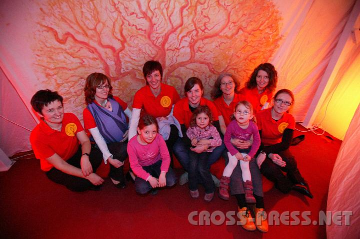 2009.01.11_17.06.25.JPG - Besondere Attraktion: optisch und akkustisch dargestellte Gebrmutter.  Drinnen wohl geborgen die Veranstalterinnen: Mag. Lucia Deinhofer, Brigitte Brunmayr, Eva Schachinger, Karin Handl, Martina Stockinger, Bettina Schatzeder, Margarethe Gruber und Kinder.