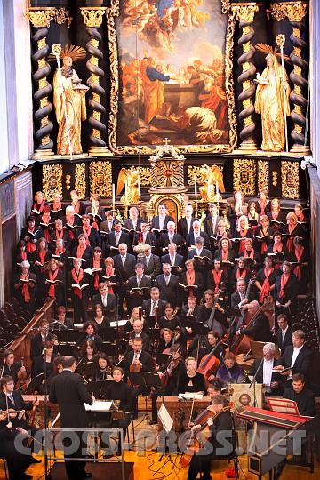 2009.10.04_16.22.44.jpg - Chor und Orchester, perfekt dem Altarraum angepasst...