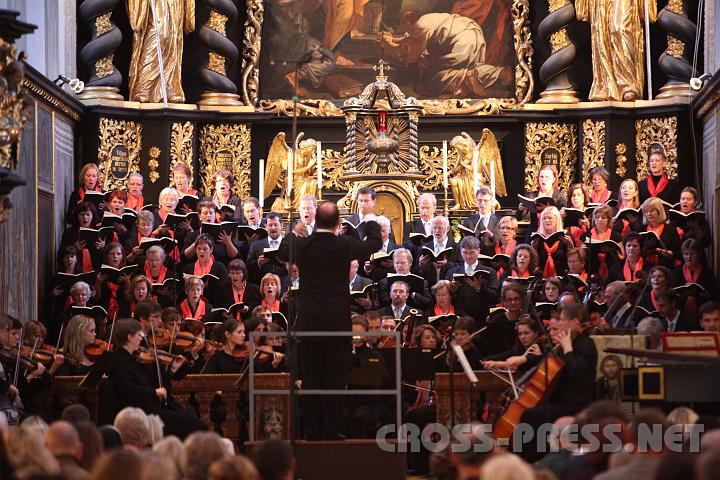 2009.10.04_17.08.47.jpg - Der Altarraum der Stiftskirche Seitenstetten, etwas eng fr das groe Orchester und den Chor, doch akustisch und optisch ein perfektes Ambiente fr die Auffhrung des "Messias".