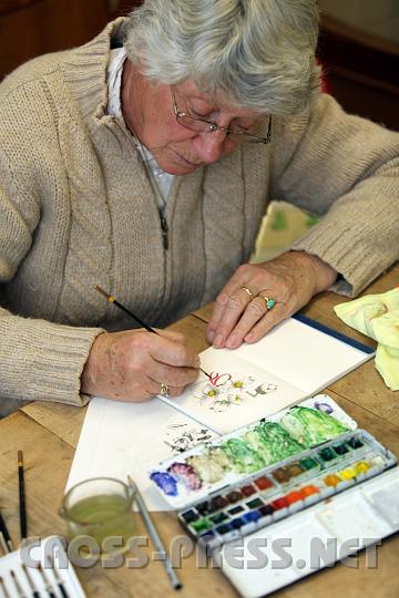 2009.12.02_20.19.27.jpg - Mit uerster Przision wird das Motiv gemalt: auf diese Weise entstehen wunderschne Weihnachtsbillets, ber die sich die Empfnger schon jedes Jahr im Voraus freuen.