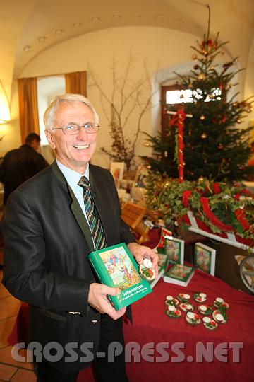 2009.12.13_11.49.00.jpg - "Udalschalks Erbe", Brgermeister Franz Deinhofer, verkaufte persnlich das gleichnamige Buch ber 900 Jahre Seitenstetten.