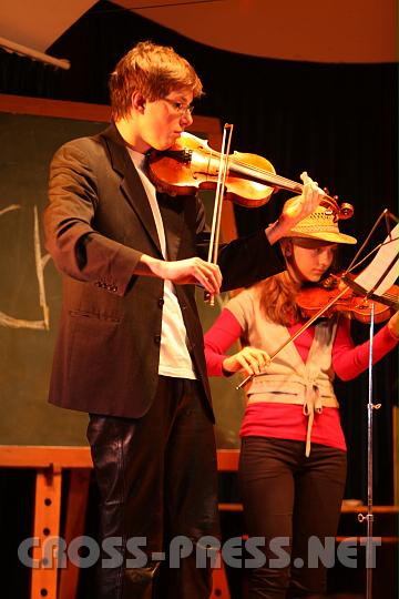 2010.04.16_18.05.57.jpg - Das Schulorchester unter der Leitung von Mag. Helmut Schaumberger "heizte" vor der Theaterauffhrung das Publikum an.