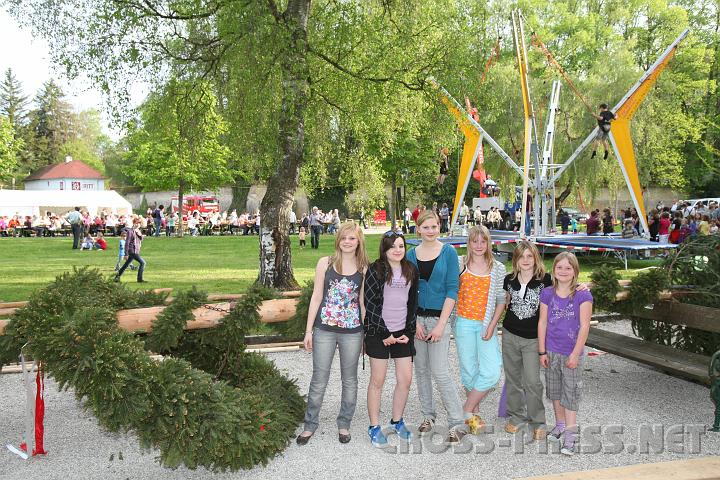2010.04.30_16.46.30.jpg - Es geht gerade noch: ein Maibaumwipfel-Foto. V.l.n.r.: Nicole Hackl, Miriam Gruber, Kristina Hirtenlehner, Bianca Bremer, Karin Heller und Sophie Windhager. Dahinter als Attraktion fr die Jugend das 4er Bungee-Trampolin.