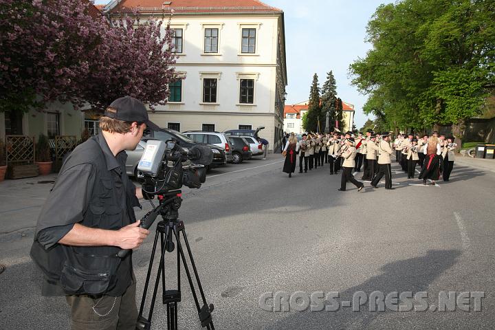 2010.04.30_17.00.41.jpg - Der Kameramann des Bayerischen Fernsehens, Paul Hien, bei den Dreharbeiten fr die Sendereihe "Schlemmerreise".