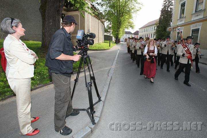 2010.04.30_17.03.36.jpg - Hermine Buchegger von der N-Werbung mit Kameramann Paul Hien bei Dreharbeiten mit der Seitenstettner Musikkapelle unter Kapellmeister Gerald Loibl.