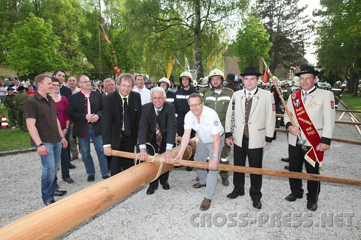 2010.04.30_17.10.50_01.jpg - Beim Maibaumaufstellen packten auch die VIPs mit an.   V.l.n.r.: GR Mario Diesenreiter, GR Angela Zemanek, GfGR Johann Spreitzer, Vizebgm.Dir.OSR Otto Sagmeister, Brgermeister Franz Deinhofer, GfGR Alois Schlager, Kapellmeister Gerald Loibl, Feuerwehrobmann und Stabfhrer Karl Deisl, sowie Engelbert Stixenberger und Thomas Etzlstorfer von der FF Seitenstetten.