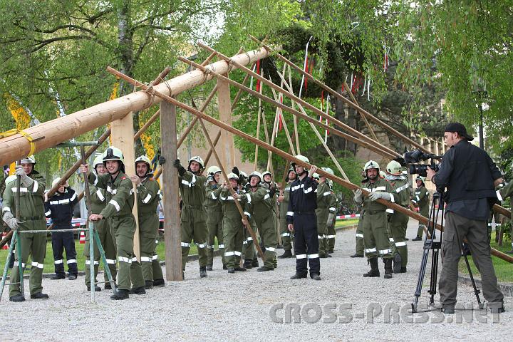 2010.04.30_17.21.58.jpg - Alle "in action" beim Maibaumsetzen: die Florianijnger und Kameramann Paul Hien vom Bayerischen Fernsehen kamen ganz schn ins Schwitzen.