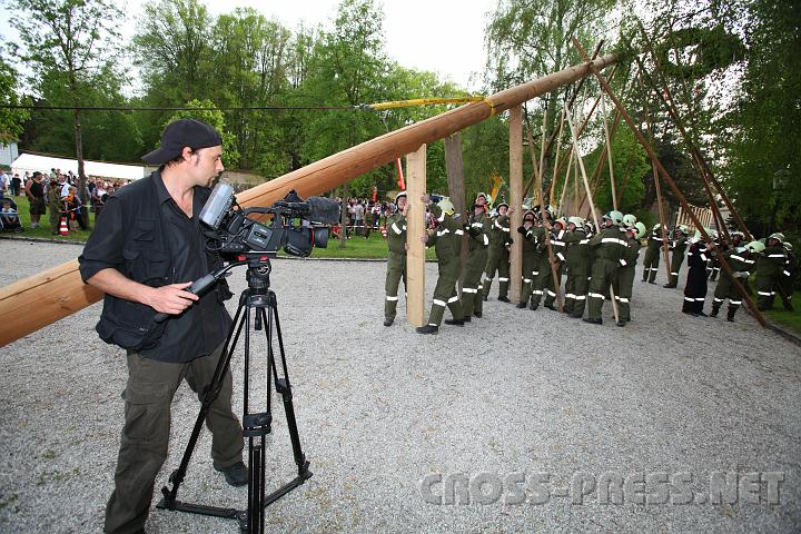 2010.04.30_17.29.39.jpg - Filmen beim Maibaumsetzen: "Kennen das die Bayern denn nicht?", hörte man einen Zuschauer fragen.