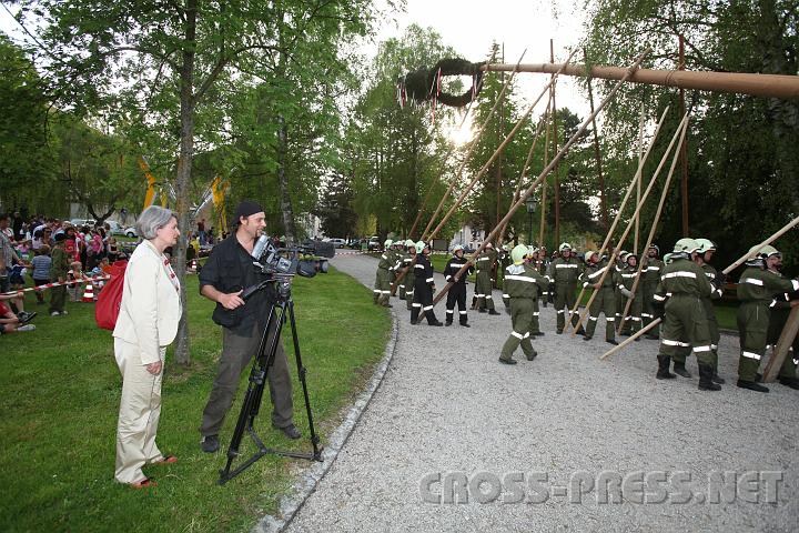 2010.04.30_17.30.29.jpg - Hermine Buchegger von der N-Werbung mit Paul Hien, Kameramann des Bayerischen Fernsehens, bei den Dreharbeiten zur Serie "Schlemmerreise".