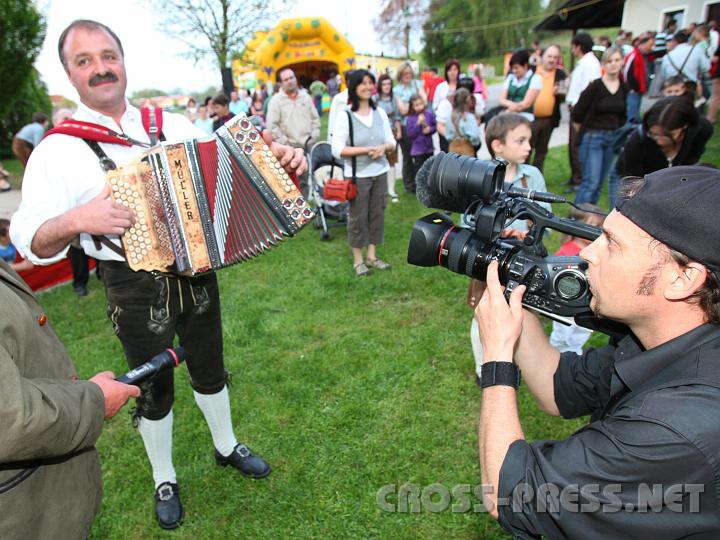 2010.04.30_18.46.30.jpg - Als ob für die Bayern so etwas ganz exotisch wäre: Harmonikaspieler Leopold Edermayr, Leiter der "Trefflingtaler Schuhplattler". gefilmt von Kameramann Paul Hien.