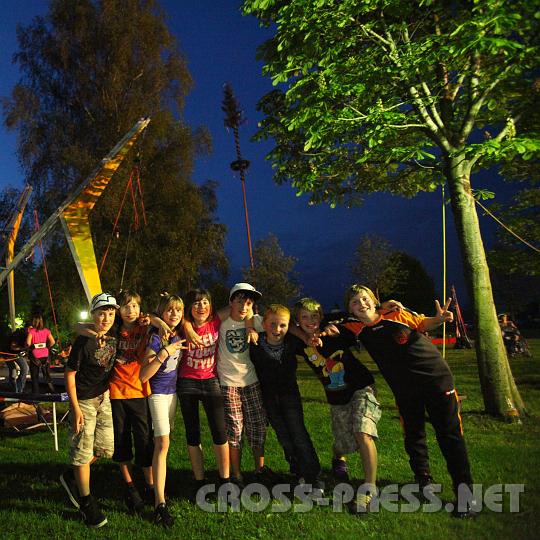 2010.04.30_19.57.54.jpg - Feiern bis spt in die Nach unter dem Maibaum.  Auch die Kinder hatten viel Spa mit dem Bungeetrampolin und beim "Bierkistenkraxln".