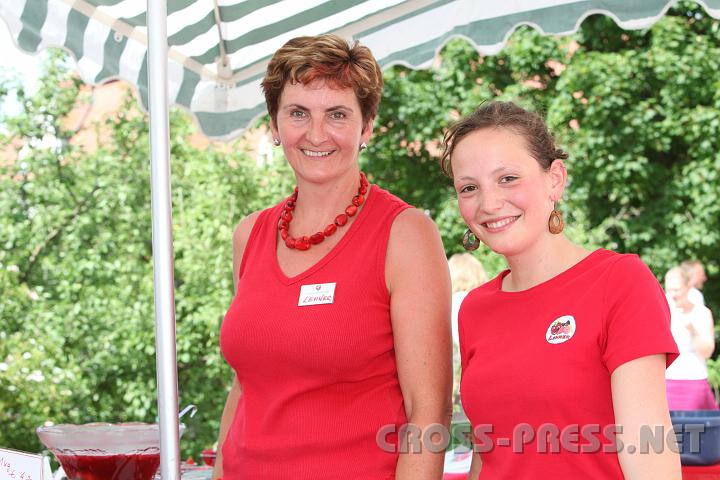 2010.06.11_15.40.16.jpg - Erdbeergrtnerin Elisabeth Lehner, hier mit Studentin Julia als Helferin, bot kstlichen Punsch und Shakes aus den herrlichen Frchten.