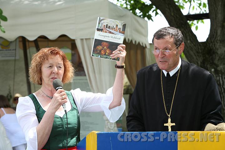2010.06.11_13.58.51.jpg - Die Autorin des auergewhnlichen Kochbuches "Gesegnete Mahlzeit" berichtet ber die Entstehungsgeschichte und die Schwerpunkte des Bandes.