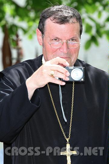 2010.06.11_14.04.11.jpg - P.Berthold ist neben seinem verantwortungsvollen Amt als Abt ein begeisterter und talentierter Fotograf.  Mit dieser Kamera knipste er im Hofgarten die Speisenbilder fr das Buch. So entstanden authentische Fotos ganz ohne "Foodstudio" und teuren Stylisten.
