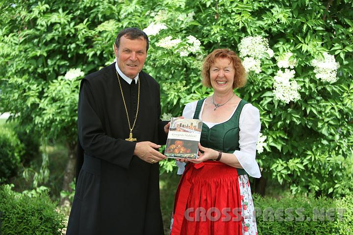 2010.06.11_14.29.41.jpg - Abt Berthold Heigl und Irmengard M. Hofmann prsentieren gemeinsam ihr Buch "Gesegnete Mahlzeit" vor einem prchtigen Holunderbusch, dessen Blte als Nachspeise unter den Kloster-Rezepten fters vorkommt.