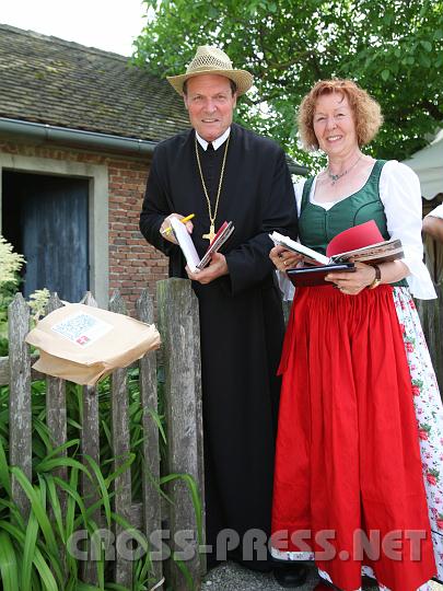 2010.06.11_14.57.23.jpg - Abt Berthold und Autorin Irmi bei der inoffiziellen Signierstunde vor dem alten Drrhuschen..