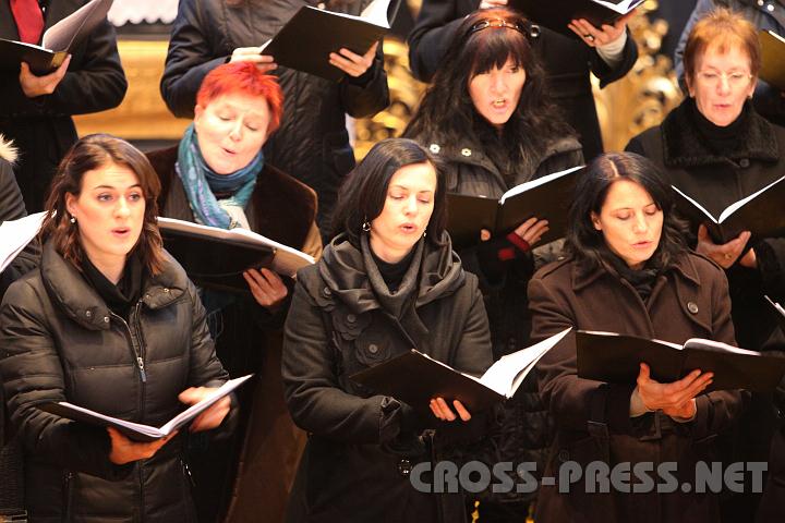2010.12.19_16.20.33.jpg - So hingebungsvoll interpretierten die Sänger die ausgewählten Stücke, dass der Eindruck entstehen konnte, man sei nicht bei einem Konzert, sondern bei einer Liturgie.