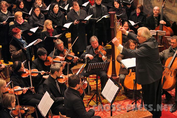 2010.12.19_17.18.41.jpg - Gekonnt spornt Chorleiter und Dirigent Anton Steingruber die Musiker dazu an, jede feinste Gefhls- und Tonnuance herauszuholen.