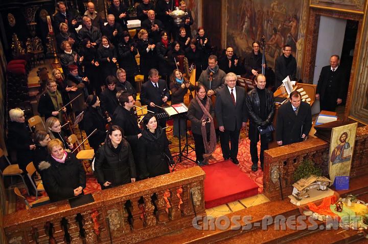 2010.12.19_17.28.35.jpg - Berauscht von den himmlischen Klngen und begeistert von der tadellosen Auffhrung belohnten die Zuhrer in der vollbesetzten Stiftskirche die Musiker mit lang anhaltendem Applaus.