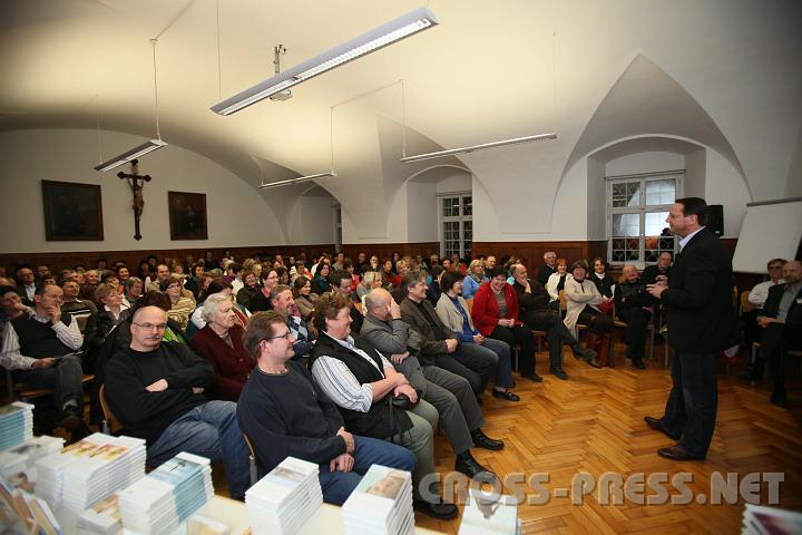 2011.03.10_19.52.53.jpg - Das Entrüpelungsthema fand viele Interessenten, der Benediktussaal war vollbesetzt.   Im Vordergrund der lange Büchertisch mit den vielen Werken Dr.Höglingers.