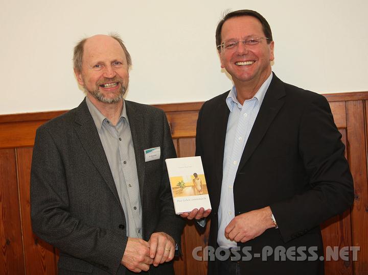 2011.03.10_21.40.03_01.jpg - Veranstalter Dr. Erich Ortner vom Bildungshaus St.Benedikt mit dem Referenten und seinem Buch zum Thema "Entrümpeln".