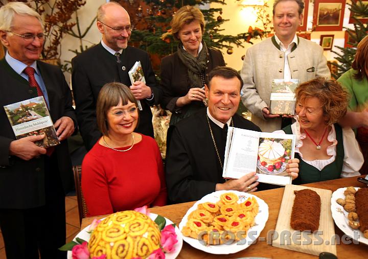 2011.12.10_11.56.31.jpg - Abt Berthold Heigl präsentiert die "Festliche Blätter-Torte" aus seinem Buch "Himmlische Mehlspeis".   Aufgetischt sind "Rosen-Charlotte", "Seitenstettner Rosen" und das zarteste Früchtebrot, das der Fotograf je gekostet hat.  ;)   V.l.n.r.:  Marion Mauthe vom Pichler Verlag, Abt Berthold Heigl, Autorin Irmengard Hofmann; hinten:  der Seitenstettner Bürgermeister Franz Deinhofer, die Geschäftsführer der NÖ Volkskultur Edgar Niemeczek und Dorli Draxler, Fotograf Peter Böttcher.