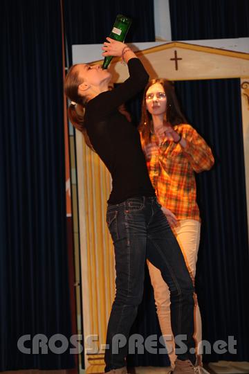 2012.03.16_23.01.03.jpg - Ein ausdrucksstarkes Stück der Partnerschule Trencin:Über die vielen weltlichen und damit vergänglichen Dinge, die uns von Gott trennen, uns aber nicht einen tieferen Sinn und innere Zufriedenheit geben können. Denn der Mensch strebt nach dem Größten und wird sich daher auch nur mit dem Allergrößten zufrieden geben - nämlich mit Gott selbst.(Papst Benedikt XVI)