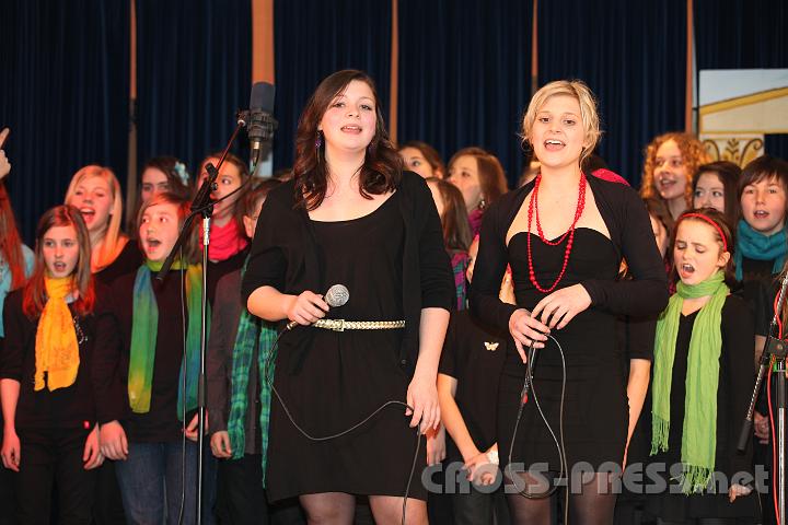 2012.03.16_23.14.16.jpg - Die Krönung zum Schluss: Ein bisschen Gospel, wieder gesungen vom Schulchor und den Frontsängerinnen Carina Schörghuber und Tanja Neuheimer. Ein schwungvolles Lied, bei dem man von der fröhlichen Stimmung mitgerissen wird und nicht anders kann als mitzutanzen.