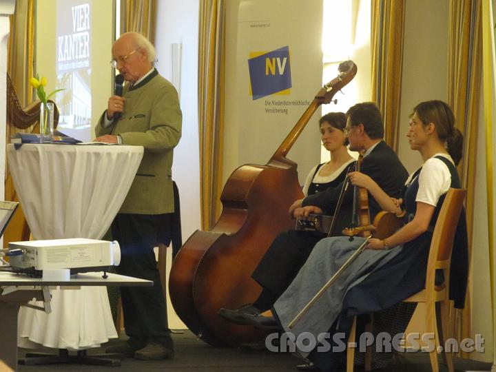 2012.03.23_20.53.39.jpg - Prof.Dr.Heimo Cerny stellt sein Buch vor.  Rechts die Familienmusik Zehetner, die in einem selbst erbauten Vierkanter lebt und die Präsentation  musikalisch sehr stimmungsvoll umrahmte.