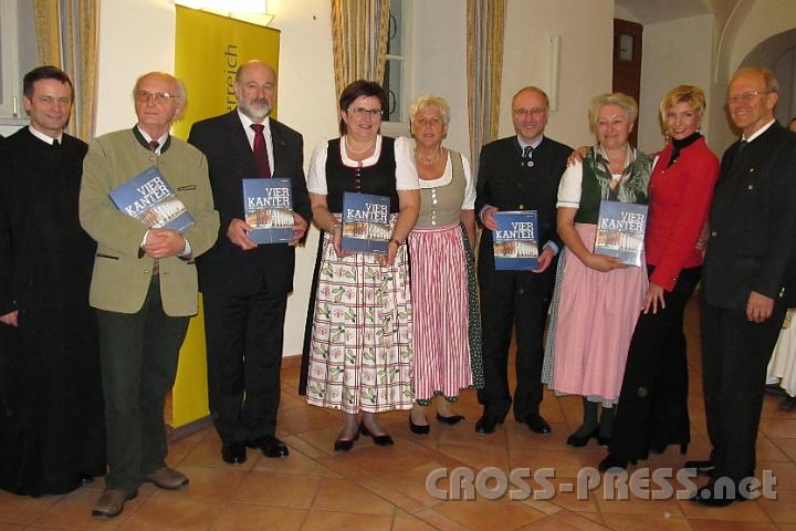 2012.03.23_21.09.10_01.jpg - Pressefoto, v.l.n.r.: Subprior P. Laurentius Resch, Autor Dr. Heimo Cerny, Walter Koinegg (NÖ Versicherung), LAbg. Michaela Hinterholzer (Obfrau der Leader Region Moststrasse), zwei Damen des Ybbstaler Dreigesangs mit Dr. Edgar Niemeczek (Volkskultur Niederösterreich) in ihrer Mitte, Mag. Nadja Mader-Müller (ORF NÖ) und das 3. Mitglied des Dreigesangs.