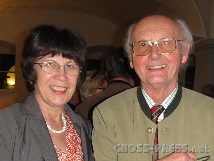 2012.03.23_21.54.54_s.jpg - Dr. Heimo Cerny mit seiner Gattin Mag. Ingrid Cerny nach der Signierstunde seiner "Vierkanter" Monographie.