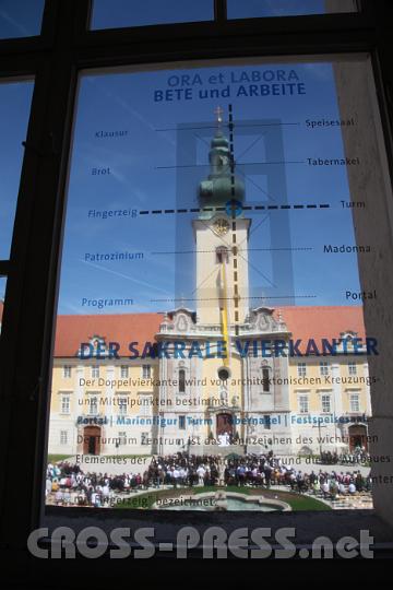 2012.04.27_14.19.04.jpg - Blick von der Ausstellung auf den Stiftshof