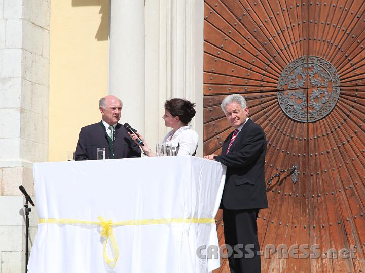 2012.04.27_14.53.25.jpg - Orf-Moderatorin Christiane Täuschl-Hofmeister mit den beiden Landeshauptmännern Erwin Pröll (NÖ, links) und Josef Pühringer (OÖ, rechts).