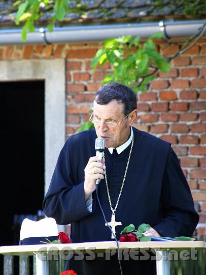 2012.06.15_13.34.36.jpg - Abt Berthold bei seiner Eröffnungsrede:  "Sich im Garten verlieren, ist hilfreich bei der Suche nach sich selbst !". Am Tisch sein berühmter Gärtnerhut.  :)