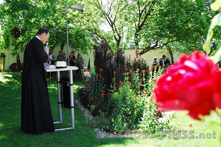 2012.06.15_13.53.04.jpg - Abt Berthold und die Rose "Stift Seitenstetten".