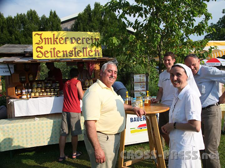 2012.06.17_18.02.07.jpg - Auch Sr. Michaela Gehard von Radio Maria besucht oft den Stiftsgarten.